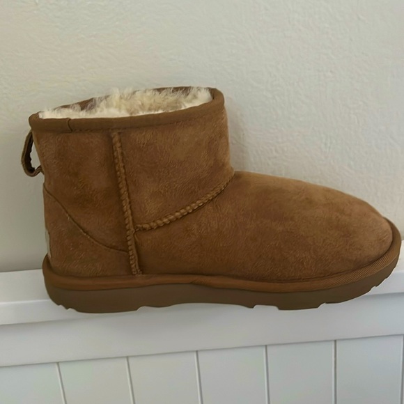 UGG mini women’s classic boot, chestnut, worn once - Picture 2 of 5